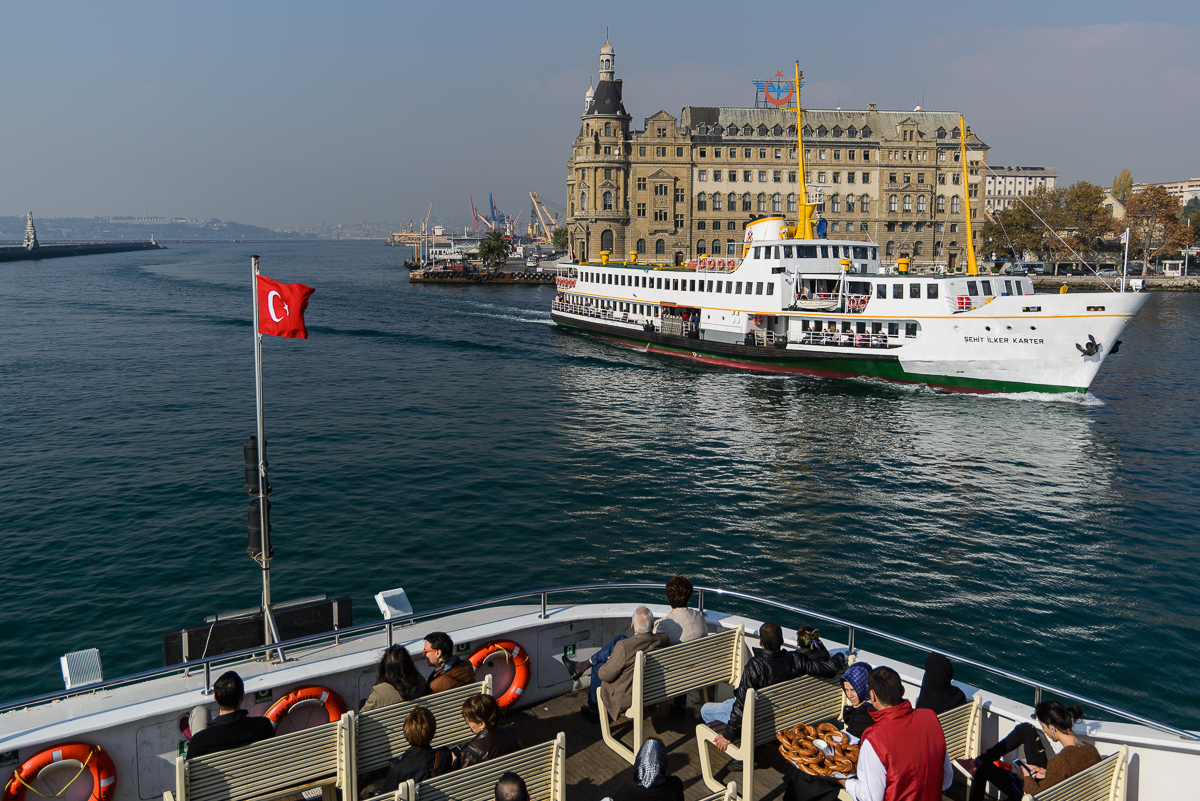 Паромы из турции в россию. Паромы в Стамбуле Босфор. Паром через Босфор в Стамбуле. Одесса Стамбул паром. Стамбул корабль Босфор.